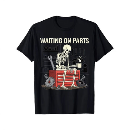 📢📢 49% KEDVEZMÉNY!! ⏰ „Waiting On Parts” feliratú, vicces csontvázas autószerelő póló – Remek ajándékötlet – Utánvéttel 👕✨